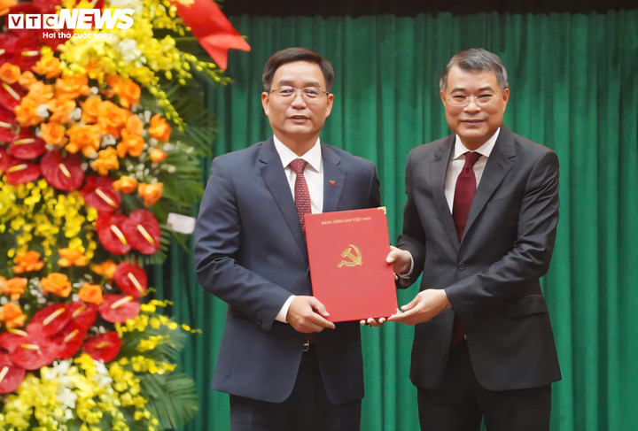 Trưởng Ban Tổ chức Trung ương Lê Minh Hưng trao quyết định của Bộ Chính trị cho ông Nguyễn Đình Trung. (Ảnh: Ngọc Minh)