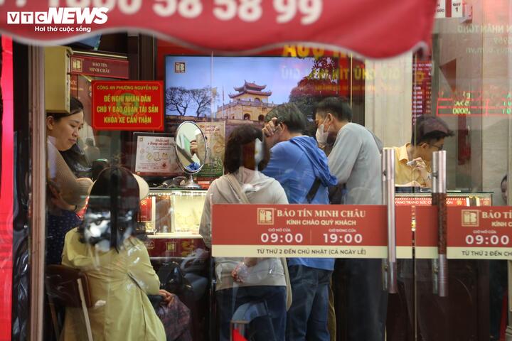 Không mua được vàng nhẫn, vàng miếng, nhiều người lại chuyển sang mua vàng trang sức và bạc.