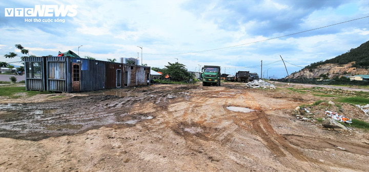 Cảnh nhếch nhác trong Khu đô thị mới Long Vân khi bị các cá nhân chiếm dụng.