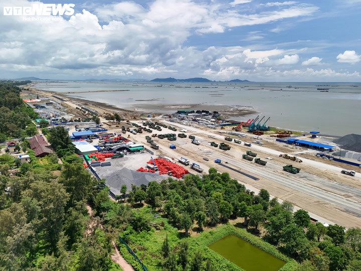 Đại công trường dự án Khu đô thị lấn biển Cần Giờ. (Ảnh: Lương Ý)