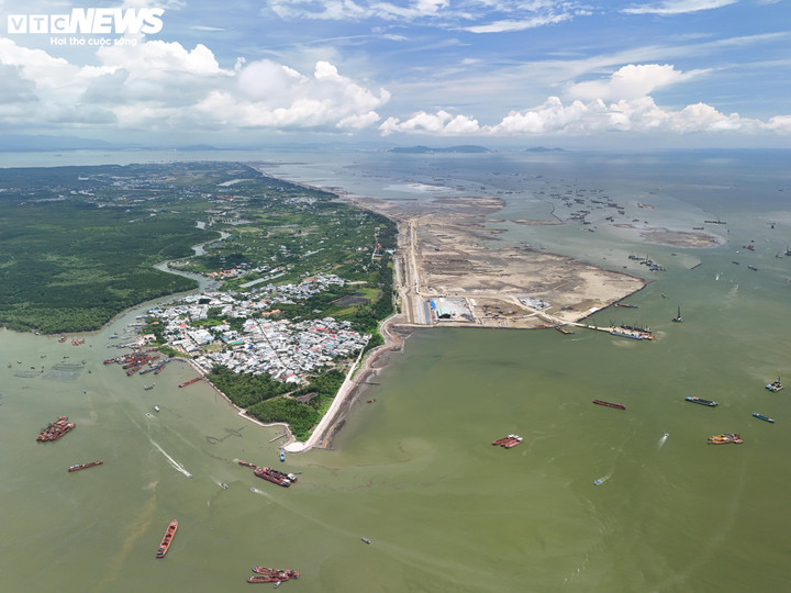 Toàn cảnh siêu dự án lấn biển Cần Giờ sau gần nửa năm khởi công. (Ảnh: Lương Ý)