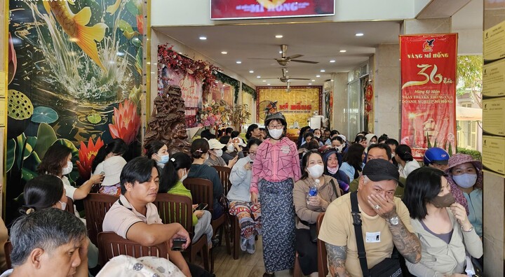 TP.HCM: Chen chân từ 4 giờ sáng "săn" vàng, cửa hàng bán mỗi người 1 chỉ