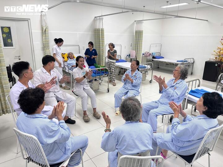 Các cụ hào hứng tham gia hoạt động ca hát.