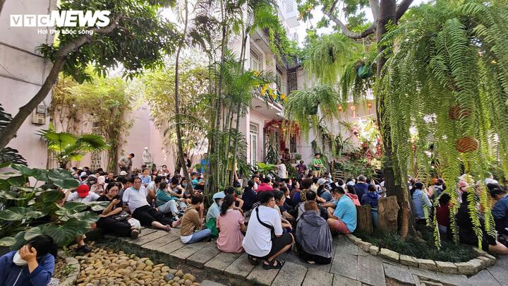 Nhiều người đến từ 4h sáng để xếp hàng, mang theo cả đồ ăn, nước uống. (Ảnh: Nguyễn Liến)