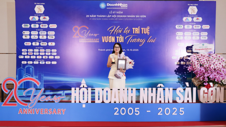CEO Đào Ngọc Thanh Uyên tại lễ Kỷ niệm 20 năm thành lập Hội Doanh nhân Sài Gòn diễn ra vào ngày 13/10/2025.