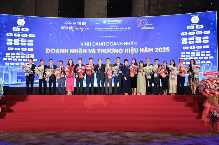 Bà Đào Ngọc Thanh Uyên – CEO Uuviet Solutions (đứng thứ ba từ bên phải) - cùng nhiều doanh nhân tiêu biểu được vinh danh cho hạng mục “Doanh nhân và Thương hiệu năm 2025”.