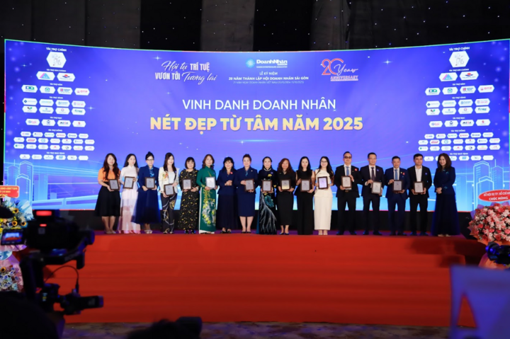 Bà Đào Ngọc Thanh Uyên - CEO Uuviet Solutions (đứng thứ sáu từ bên phải) - góp mặt trong giải thưởng “Nét đẹp Từ tâm năm 2025”.
