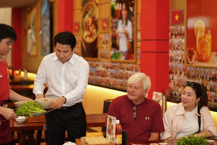 Anh Nguyễn Văn Minh tận tình phục vụ khách hàng.