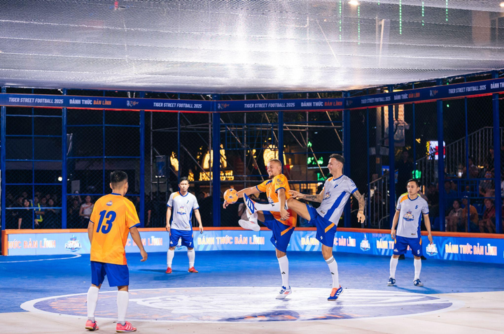 Cả Dimitar Berbatov và Wes Brown đều vô cùng phấn khích trước thể thức “Giao bóng bản lĩnh” từ Tiger Street Football 2025.