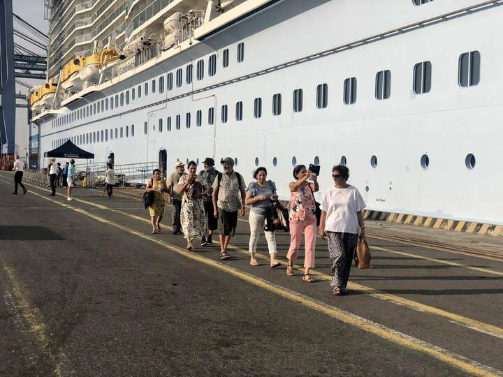 Một đoàn khách quốc tế đi tàu biển cập cảng Phú Mỹ tham quan TP.HCM trước khi có quy định tạm dừng. (Ảnh: Bích Chi)