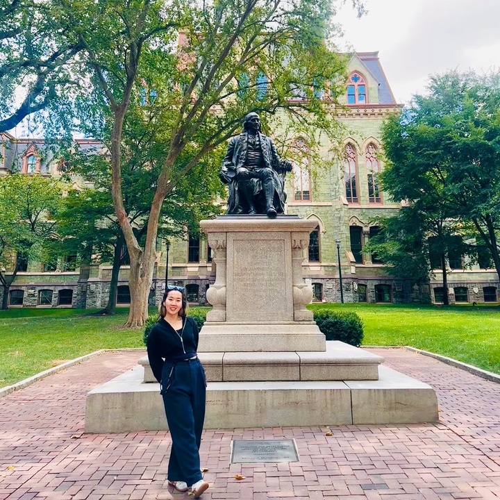 Ο Χοάνγκ Γεν τράβηξε μια φωτογραφία μπροστά από την πανεπιστημιούπολη του Πανεπιστημίου Upenn, στις ΗΠΑ.