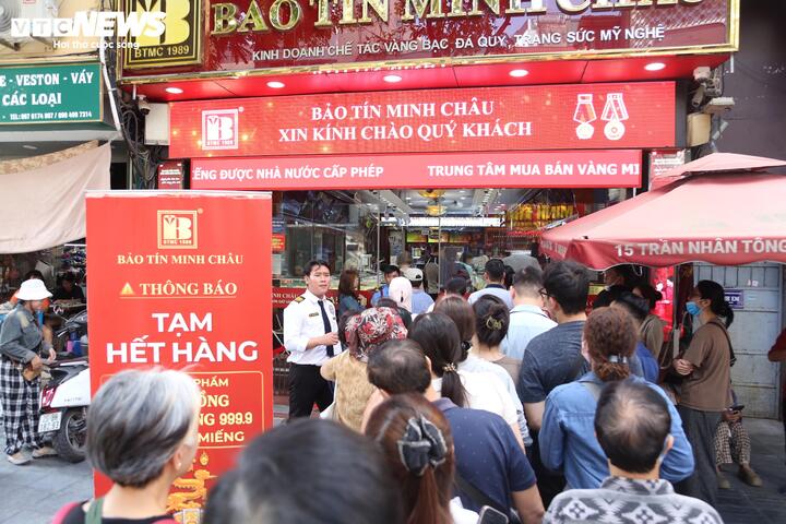 Dòng người xếp hàng chờ mua vàng sáng 17/10.