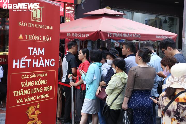 Cửa hàng treo biển tạm hết hàng song rất nhiều người vẫn đứng chờ với hy vọng mua được vàng.