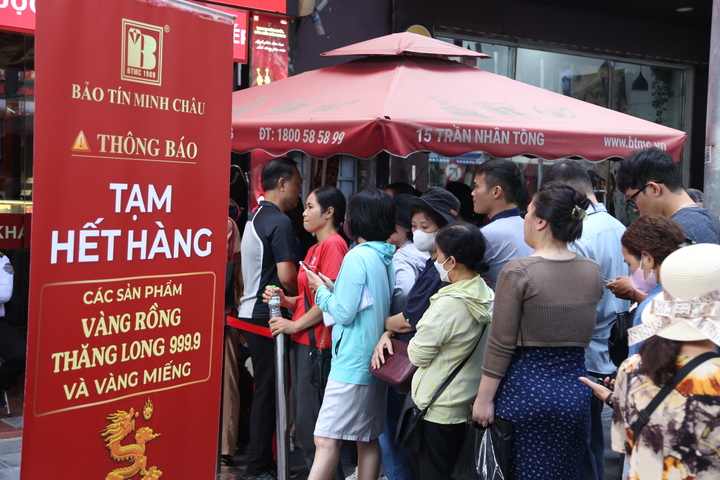 Vàng vượt 152 triệu/lượng: Bị hạn chế 2 ngày mới được mua, khách quay ra ôm bạc
