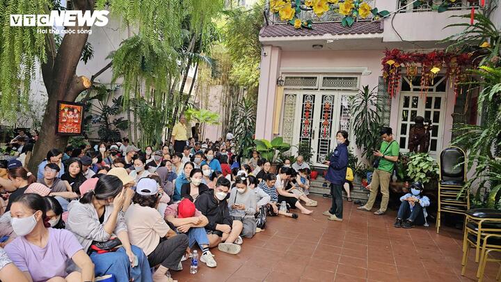 Rất đông người dân đến chờ để mua vàng tại TP.HCM. (Ảnh: Nguyễn Liến)