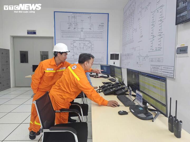 Staf teknis EVN mengoperasikan sistem di Pusat Kontrol di komune Xuan Quang, provinsi Lao Cai.