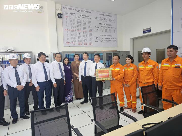 Wakil Perdana Menteri Ho Duc Phoc memberikan hadiah kepada pejabat dan karyawan EVN Group.