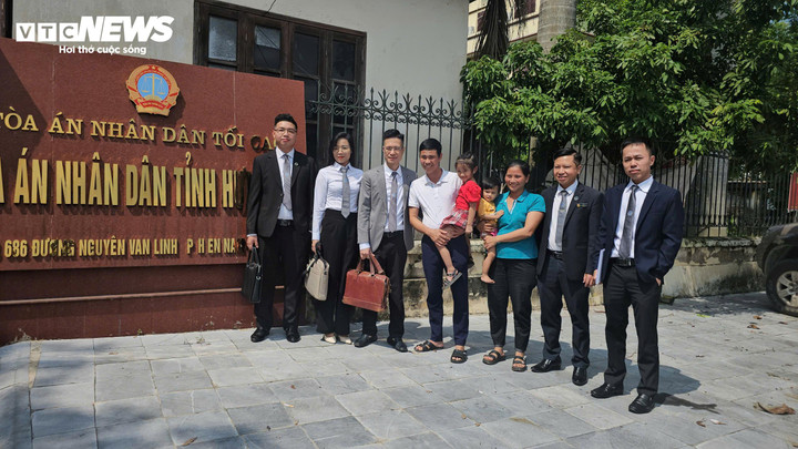 Gia đình anh Thái Khắc Thành cùng các luật sư bào chữa.