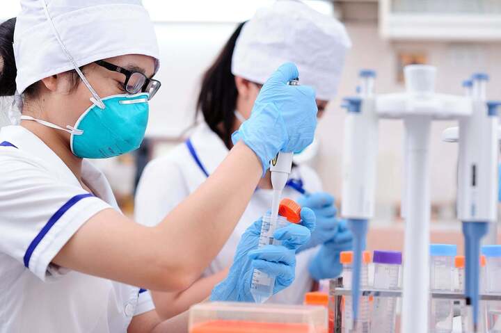 Nhân viên y tế lấy mẫu giám định huyết thống. (Ảnh: CGAT)