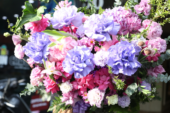 Hoa "nhà giàu" mỗi bông giá 1 triệu đồng vẫn đắt khách dịp 20/10