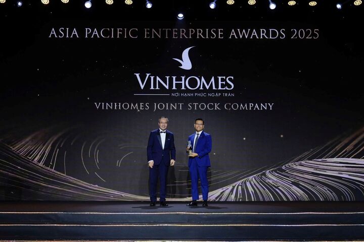 Đại diện Vinhomes (bên phải) nhận giải Doanh nghiệp Xuất sắc châu Á, trong khuôn khổ giải thưởng Asia Pacific Enterprise Awards 2025.