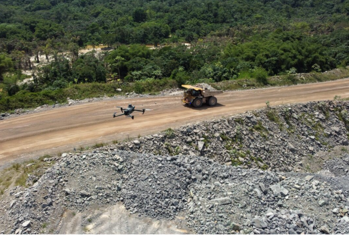 Máy bay giám sát không người lái được triển khai tại khu vực của mỏ vàng Gold Fields ở Tarkwa, Ghana. (Nguồn: Reuters)