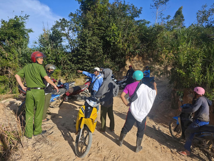 Lực lượng chức năng băng rừng tìm kiếm cụ bà 95 tuổi. (Ảnh: CA)