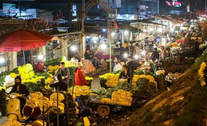 Chợ hoa lớn nhất Hà Nội đông kín khách suốt đêm trước ngày 20/10