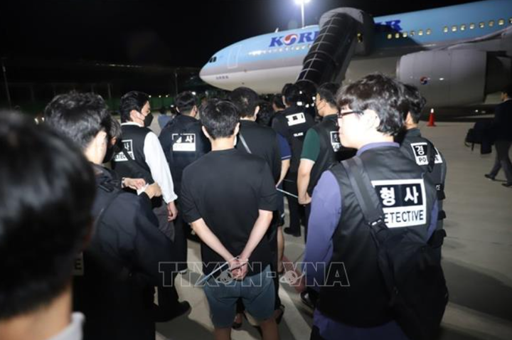 Các công dân Hàn Quốc liên quan hoạt động lừa đảo sử dụng công nghệ được bàn giao tại sân bay quốc tế ở thủ đô Phnom Penh, Campuchia, tối 17/10/2025. Ảnh: TTXVN