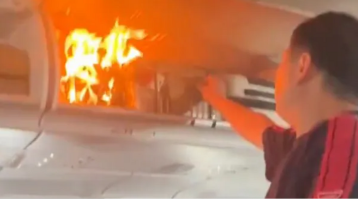 Litiumbatteri fattade plötsligt eld, vilket orsakade panik bland många passagerare. (Skärmdump från X/aviationbrk)