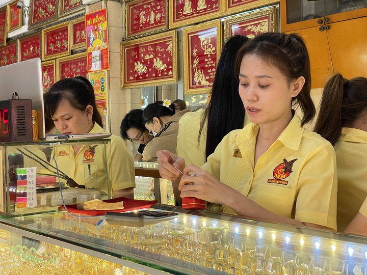 Theo NHNN Chi nhánh Khu vực 2, tính đến 17/10, giá vàng trong nước tăng 18,3% so với cuối tháng 8. (Ảnh: H.Linh)