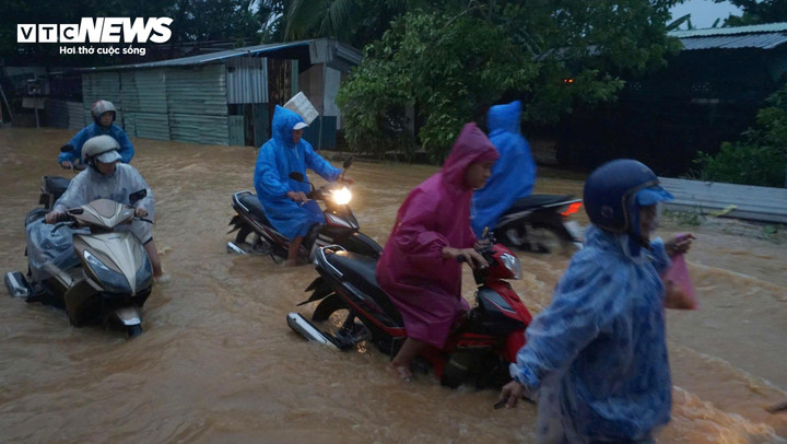 Hàng trăm xe máy chết máy giữa dòng, người dân phải bì bõm dắt bộ qua đoạn nước chảy xiết.