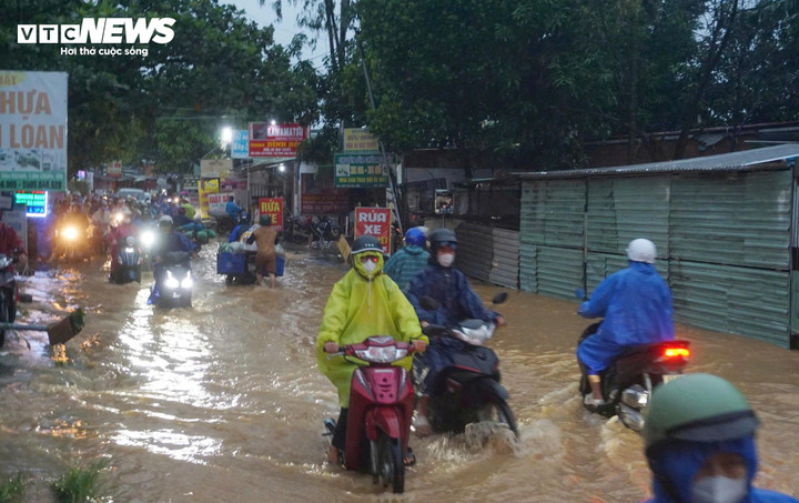 Ngập sâu khiến khu vực này ùn tắc kéo dài, nhiều người phải bỏ xe, cõng trẻ em hoặc kê đồ đạc lên cao. Lực lượng chức năng phường Liên Chiểu có mặt từ sớm hỗ trợ người dân di chuyển an toàn, điều tiết giao thông và khơi thông các điểm thoát nước.