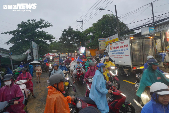 Thời điểm ngập trùng giờ cao điểm công nhân đi làm khiến giao thông quanh khu vực chợ Thanh Vinh bị ùn tắc nghiêm trọng.