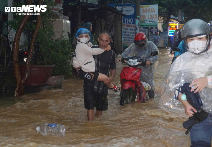 Theo Đài Khí tượng Thủy văn Trung Bộ, trong 24 giờ qua, khu vực đồng bằng và trung du Đà Nẵng có lượng mưa phổ biến 40-120mm, riêng Sơn Trà ghi nhận 166mm; vùng núi đạt 10-40mm.
