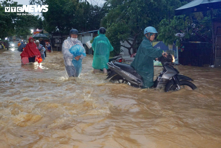 Tại khu vực gần chợ Thanh Vinh (đường Âu Cơ), mực nước có nơi ngập hơn 0,5m, dòng chảy xiết khiến việc đi lại của người dân gặp nhiều khó khăn.