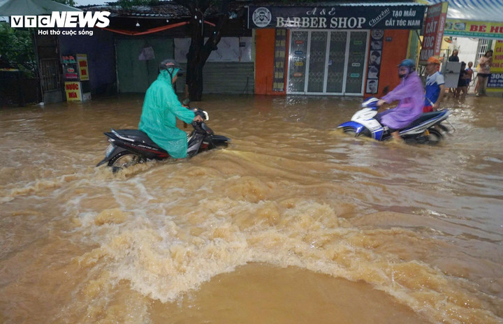 Từ đêm 17 đến sáng 18/10, mưa lớn liên tục trút xuống khiến nhiều khu vực ở TP Đà Nẵng bị ngập sâu.