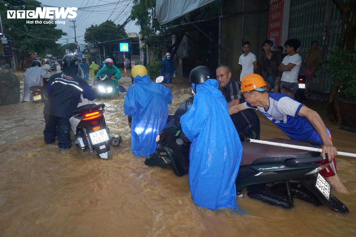 Từ ngày 18 đến sáng 20/10, Đà Nẵng được dự báo có mưa vừa đến mưa to, có nơi mưa rất to và dông. Khu vực đồng bằng, trung du và vùng núi phía nam có lượng mưa phổ biến 100-250mm, nơi cao trên 350mm; vùng núi phía bắc 50-150mm, có nơi vượt 200mm.