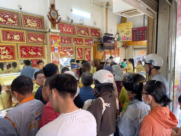 Nhiều tháng qua, các cửa hàng vàng luôn đông nghẹt khách chờ mua. (Ảnh: H. Linh)