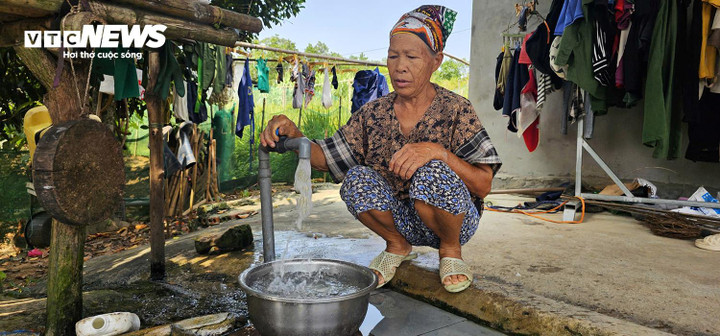 Hàng chục năm qua, người dân thôn Đài Làng vẫn đang phải sử dụng nguồn nước lấy từ khe suối hoặc giếng khoan.