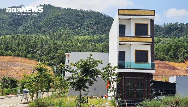 Các hộ dân tại khu tái định cư gần thôn Đài Làng nhiều năm nay cũng chưa có nước sạch dù đã nhiều lần đăng ký.