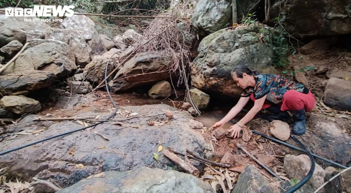 Dự án hồ chứa nước Đồng Dọng dang dở nên người dân phải tìm nguồn nước từ khe suối cách nhà cả cây số.