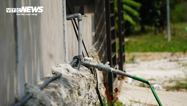 Để tiết kiệm chi phí, cứ 3-4 nhà trong thôn sẽ chung nhau đầu tư mua đường ống dẫn nước từ các khe suối về nhà.