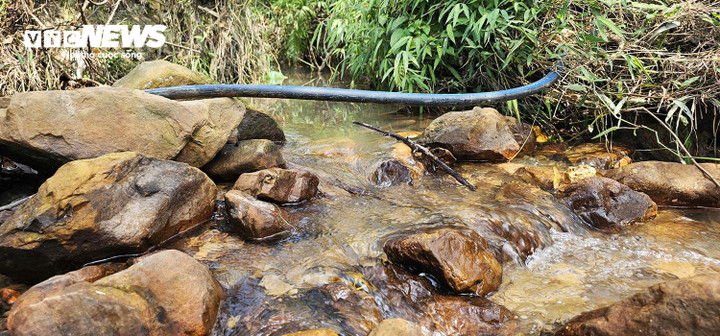 Việc phải phụ thuộc nguồn nước tự nhiên khiến cuộc sống của người dân ở thôn Đài Làng khó ổn định, các đoạn ống dẫn nước dễ bị nước lũ cuốn trôi mỗi khi có mưa bão.