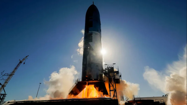 SpaceX Starship chuẩn bị rời bệ phóng. (Nguồn: Reuters)