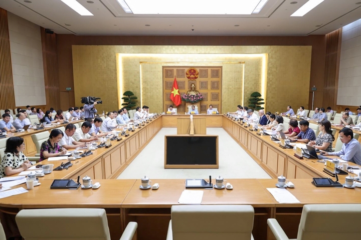 Tại cuộc họp, các đại biểu đã cùng trao đổi, bàn giải pháp tháo gỡ những khó khăn, vướng mắc liên quan đến công tác hợp chuẩn, hợp quy sản phẩm hàng hóa (Ảnh: VGP/Nhật Bắc)