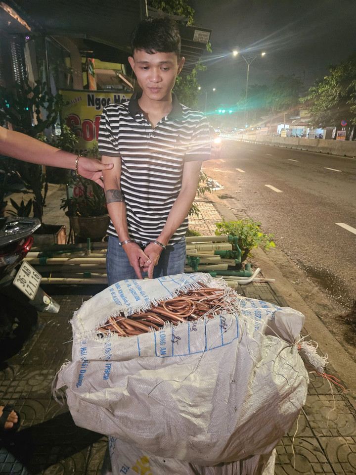 Nguyễn Thanh Hải cùng tang vật. (Ảnh: C.A)