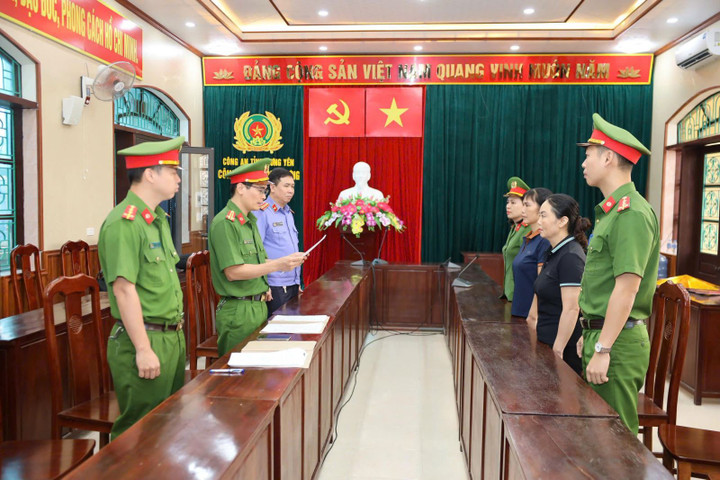 Cơ quan điều tra tống đạt quyết định khởi tố vụ án, khởi tố bị can đối với Nguyễn Thị Lan và Nguyễn Thị Phương. (Ảnh: Quang Huy)