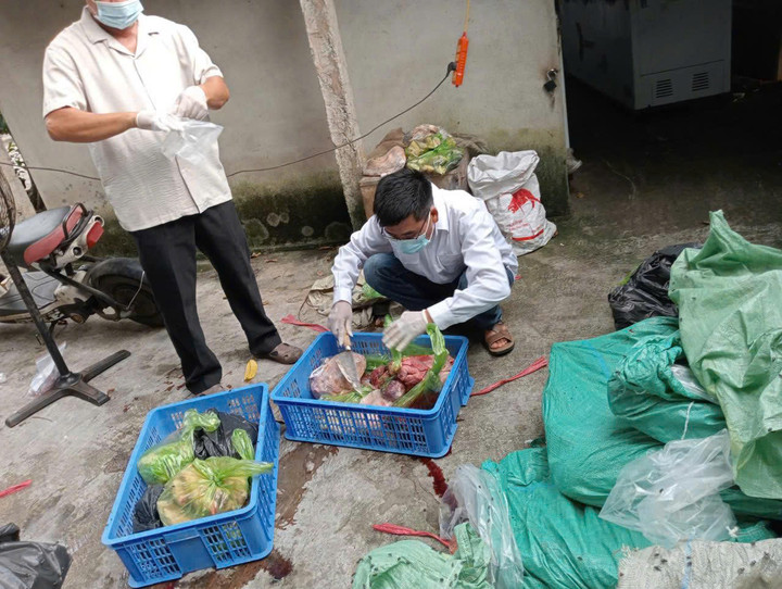 Cơ quan chức năng kiểm tra, thu giữ số thịt lợn thành phẩm bị nhiễm dịch tả lợn châu Phi. (Ảnh: Quang Huy)