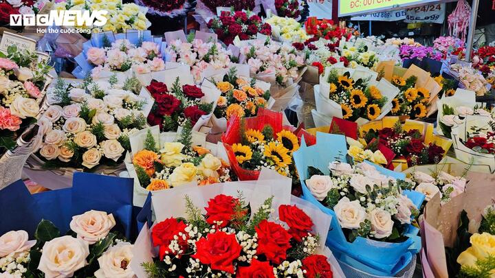 Hoa bó sẵn có giá 200.000-500.000 đồng/bó.